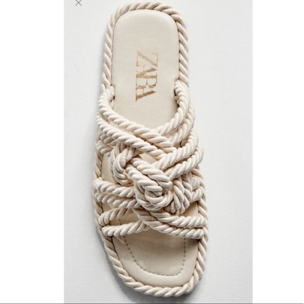 ✨Zara LOW HEEL KNOTTED SANDAL |
OFF WHITE SIZE: Size: 7/5 🐚 - Picture 10 of 10